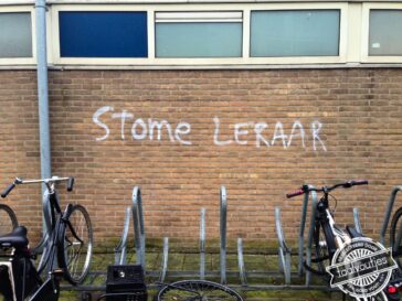 “Je hebt me niet eens fatsoenlijk leren schrijven.”