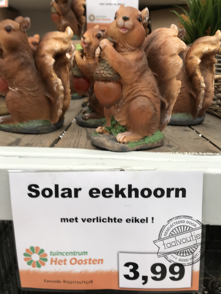 Solar eekhoorn met verlichte eikel